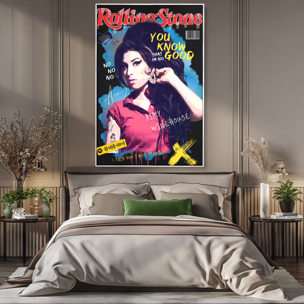 Tablou canvas cu tablou canvas cu amy winehouse pe coperta rolling stone, in rama de aluminiu argintiu, pe perete intr-un dormitor